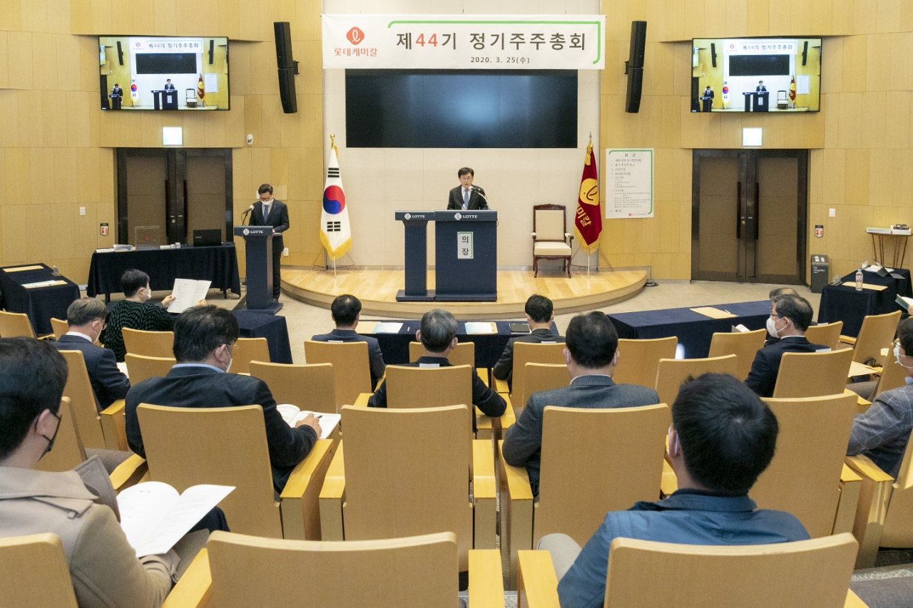 김교현 롯데케미칼 대표가 25일 서울 송파구 롯데타워에서 열린 주주총회에서 인사말을 하고 있다. [롯데케미칼 제공]