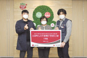LG화학 노사 대표자들과 사회복지공동모금회 관계자가 24일 ‘만원의 나눔’ 성금 전달식 기념촬영을 하고 있다. [LG화학 제공]