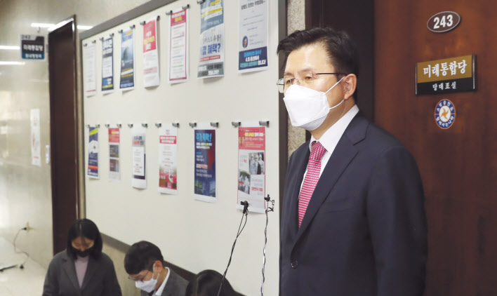 황교안 미래통합당 대표가 25일 국회 당대표실에서 열린 비공개 최고위원회의를 마치고 기자들의 질문에 답하 고 있다. [연합]