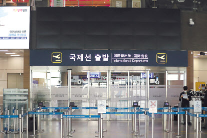 지난 24일 부산 강서구 김해국제공항 출국장이 텅 비어있다. 이날 김해공항 국제선은 일일 이착륙 항공기 수가 0대를 기록했다. 김해공항은 현재 외항사가 운영하는 도쿄와 블라디보스토크 노선이 전부다. [연합]