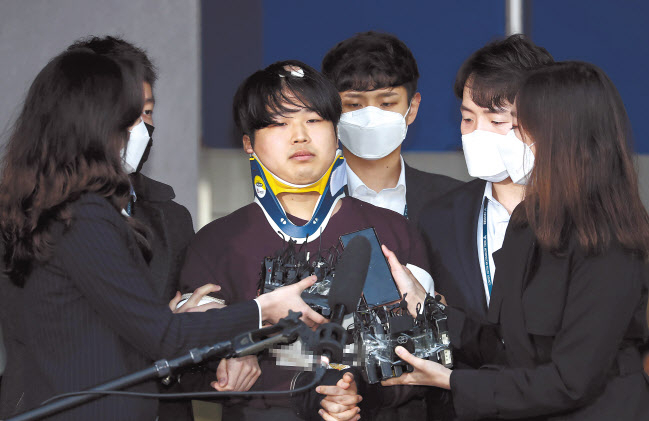성착취 불법 촬영물을 제작하고 유포한 텔레그램 ‘박사방’ 운영자 조주빈이 25일 오전 서울 종로경찰서에서 검찰로 송치되고 있다. 전날 경찰은 국민의 알권리, 동종범죄 재범방지 및 범죄예방 차원에서 조주빈의 신상 공개를 결정했다. 이상섭 기자