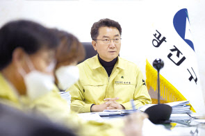 김선갑 광진구청장이 코로나19 대응 영상회의를 열고 있다. [광진구 제공]
