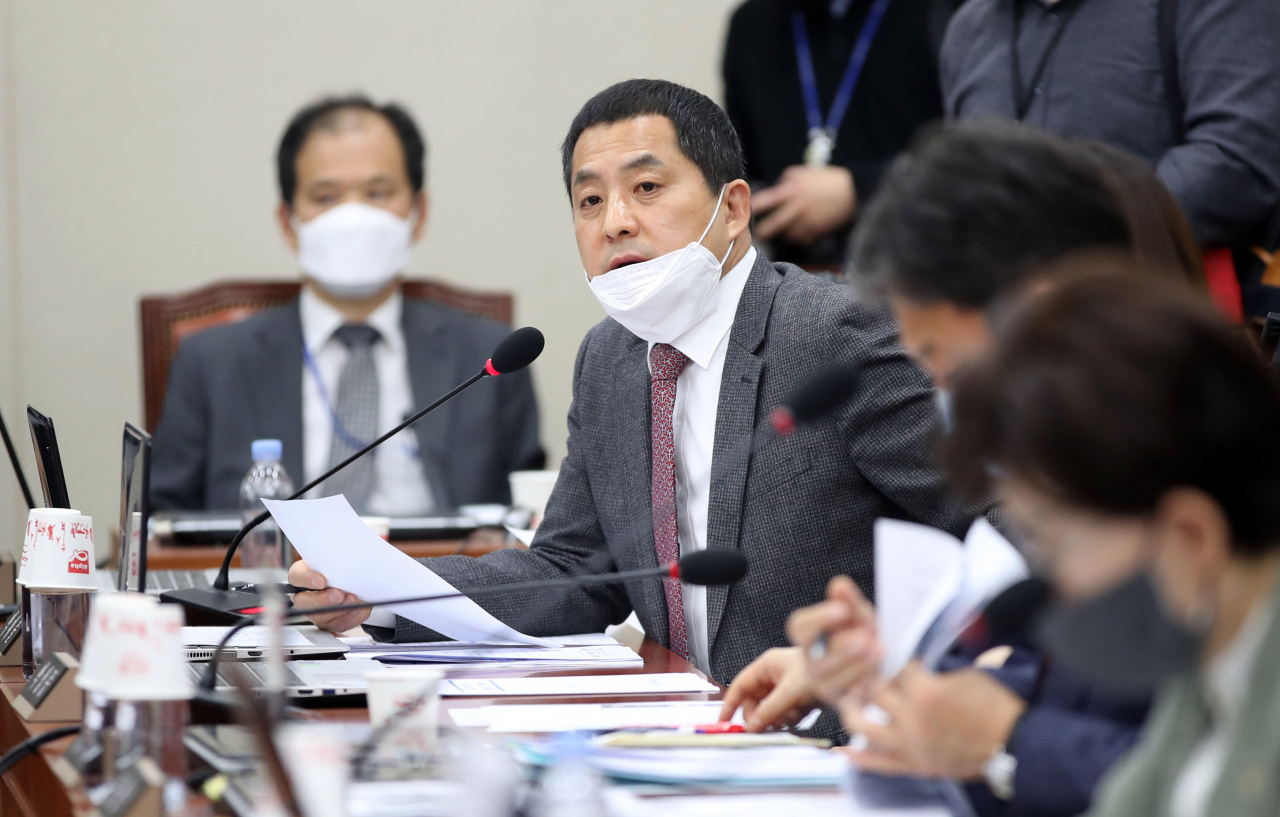 박대출 미래통합당 의원이 25일 오전 국회에서 열린 과학기술정보방송통신위원회 전체회의에서 한상혁 디지털상에서의 성범죄(n번방 사태) 관련 현안질의를 하고 있다. [연합]