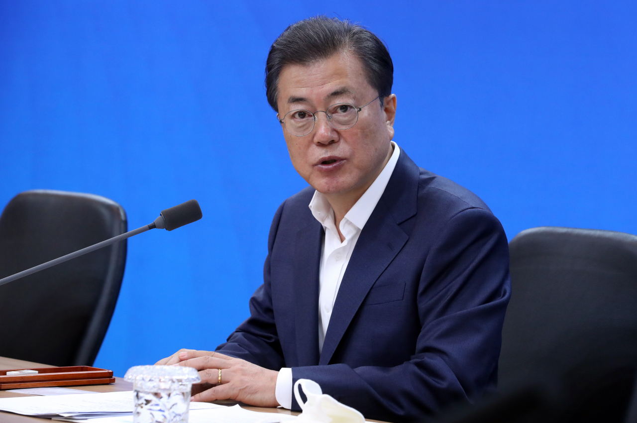 문재인 대통령이 지난 25일 서울시 송파구 씨젠에서 코로나19 진단시약 긴급사용 승인 기업 대표들과 간담회를 하고 있다. [연합]