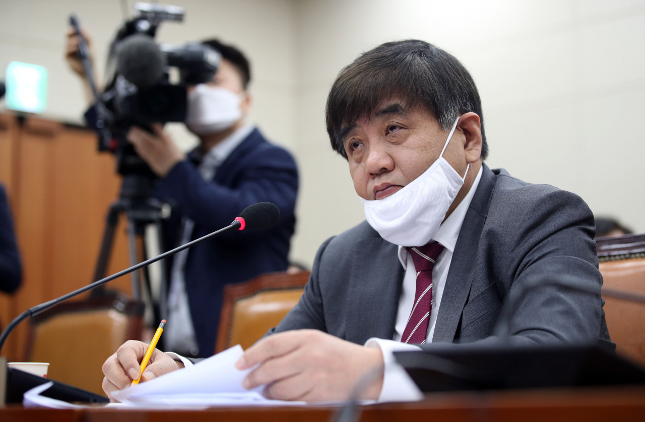 한상혁 방송통신위원회 위원장이 25일 오전 국회에서 텔레그램 등 디지털상에서의 성범죄(n번방 사태) 관련 긴급 현안보고를 위해 열린 과학기술정보방송통신위원회 전체회의에서 의원들 질의를 듣고 있다. [연합]