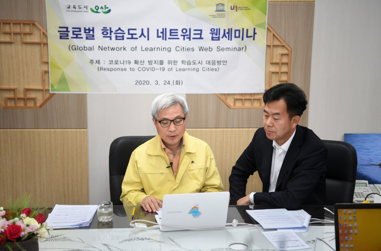곽상욱 오산시장은 오산시 유네스코 웹세미나에서 코로나19 관련 지역연계 평생학습 사례를 공유했다. [오산시 제공]