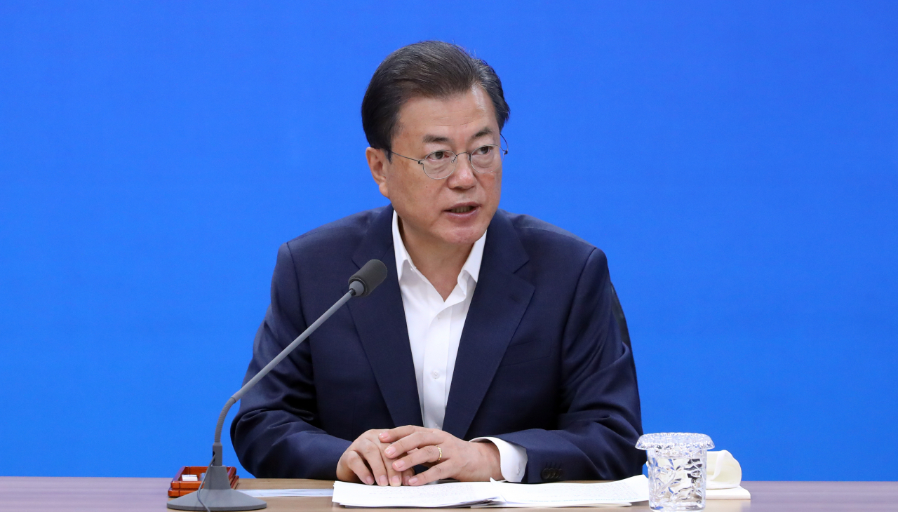문재인 대통령이 25일 송파구 씨젠에서 코로나19 진단시약 긴급사용 승인 기업 대표들과 간담회를 하고 있다. 연합뉴스