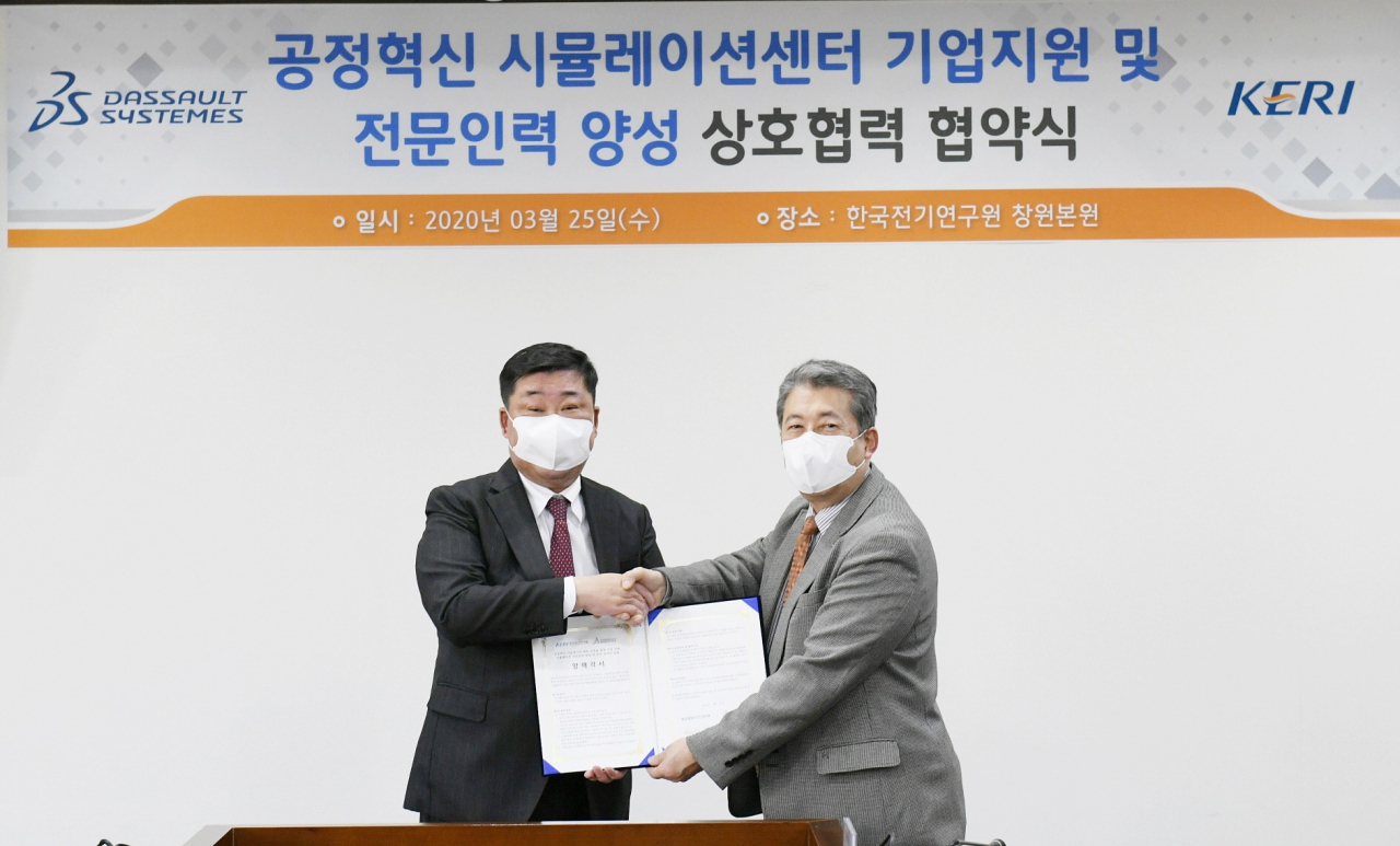 최규하(오른쪽) 전기연 원장과 조영빈 다쏘시스템코리아 대표이사가 '공정 혁신 시뮬레이션 센터' 구축을 위한 업무협약을 체결했다.[한국전기연구원 제공]