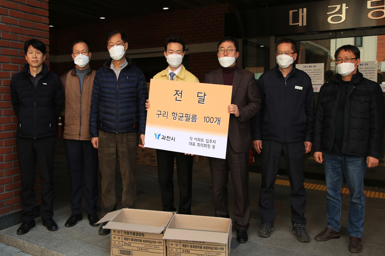 과천시는 엘리베이터 부착용 항균필름을 전달했다. [과천시 제공]