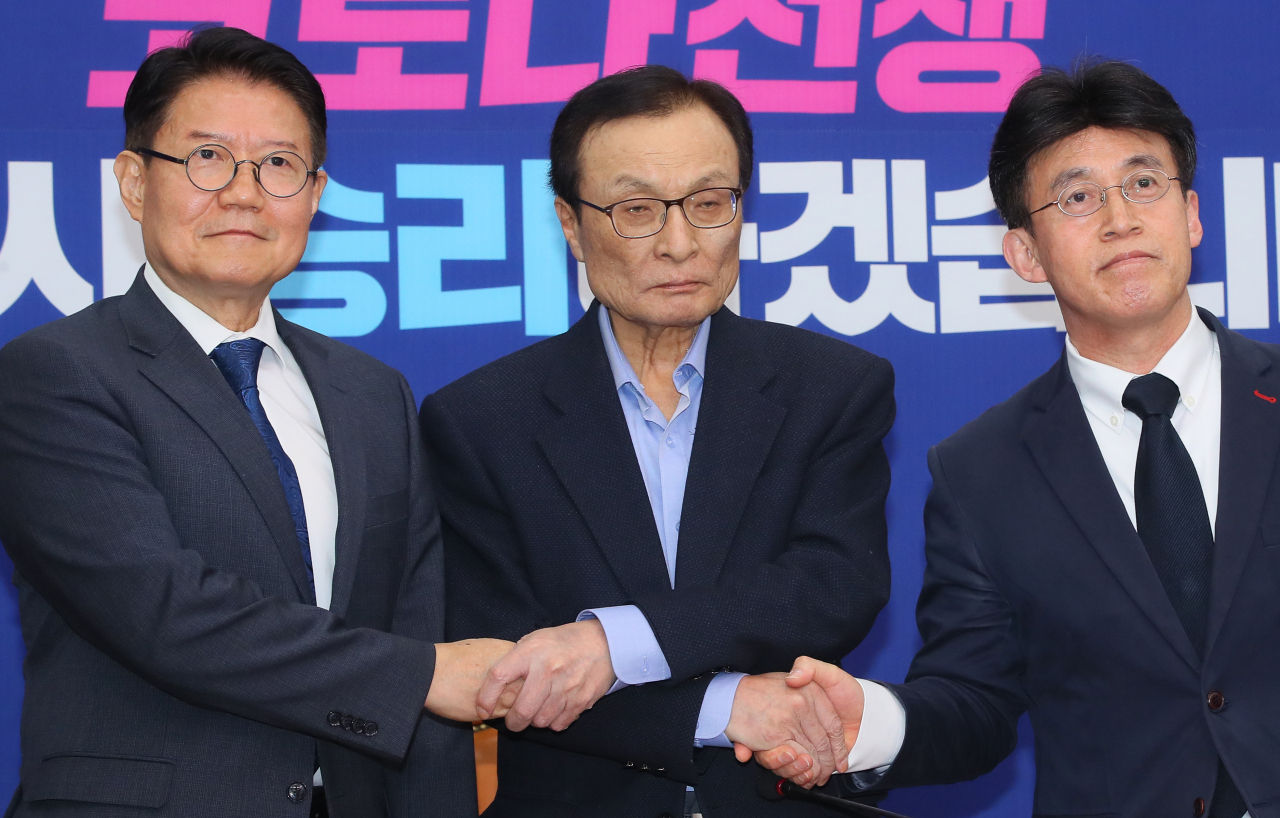이해찬 더불어민주당 대표(가운데)가 25일 국회에서 민주당이 참여하는 비례연합정당인 더불어시민당의 우희종(왼쪽), 최배근 공동대표와 손을 맞잡고 있다. [연합]