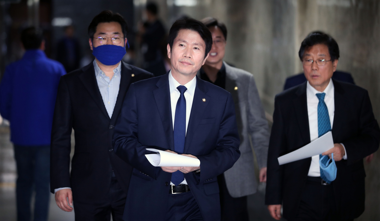이인영 더불어민주당 원내대표(가운데)가 25일 오후 국회에서 열린 의원총회에 참석하기 위해 회의장으로 향하고 있다. [연합]