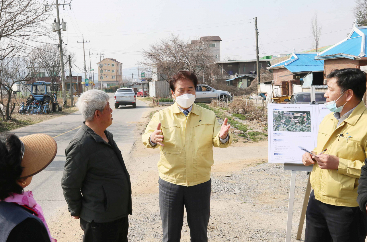 백군기 용인시장이 처인구 유림동 고림14통에서 주민들과 배수관로 정비에 대해 이야기하고 있다. [용인시 제공]