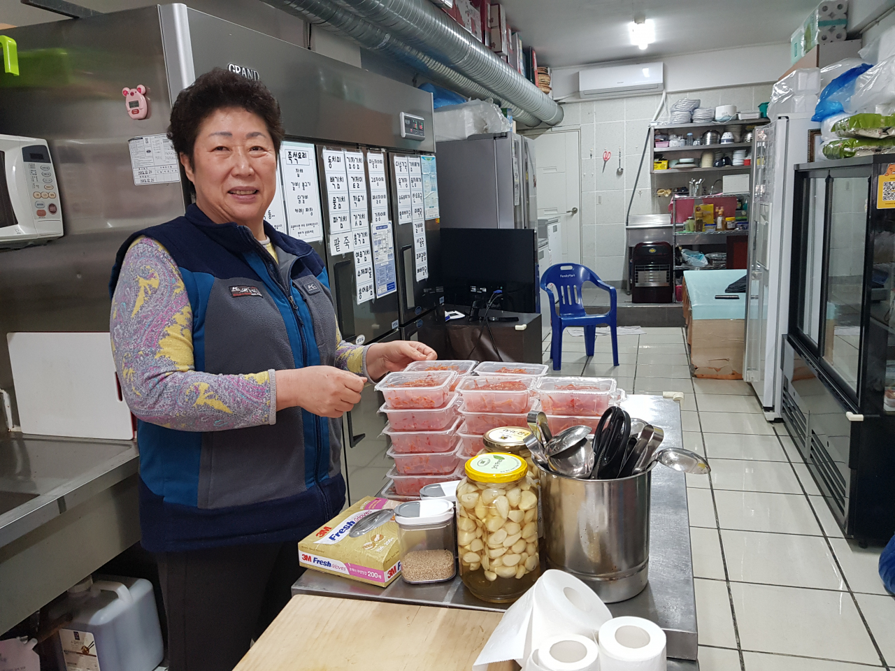 황정화 수라반찬전문점 대표가 아이들에게 후원할 반찬을 준비하고 있다. [동대문구 제공]