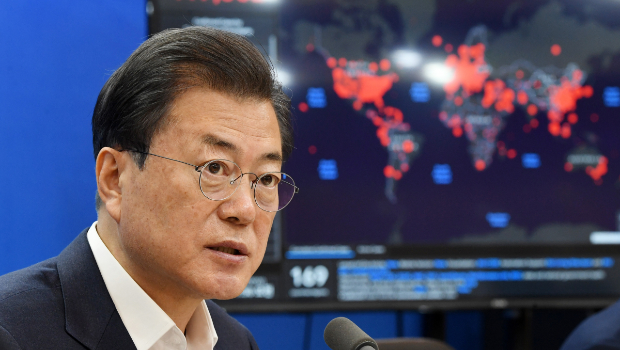 문재인 대통령이 지난 25일 송파구 씨젠에서 코로나19 진단시약 긴급사용 승인 기업 대표들과 간담회를 하고 있다. [연합]