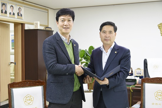 순천시의회 결산검사위원에 선임된 박재원 의원(세무사)과 서정진 의장(사진 우측).