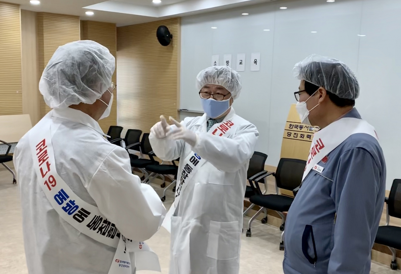 박일준(가운데) 한국동서발전 사장이 지난 11일 당진화력을 방문, 신종코로나바이러스 감염증(코로나19) 사태에 따른 비상대응모의훈련 및 메뉴얼을 직접 점검하고 있다. [한국동서발전 제공]