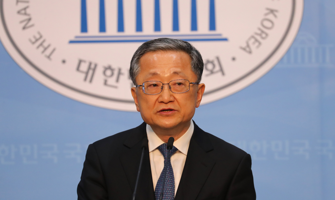 미래통합당 김재경 의원이 25일 오후 서울 여의도 국회 소통관에서 기자회견을 열고 이형기 시인의 '낙화'를 읽으며 21대 총선 불출마 뜻을 밝히고 있다. [연합뉴스]