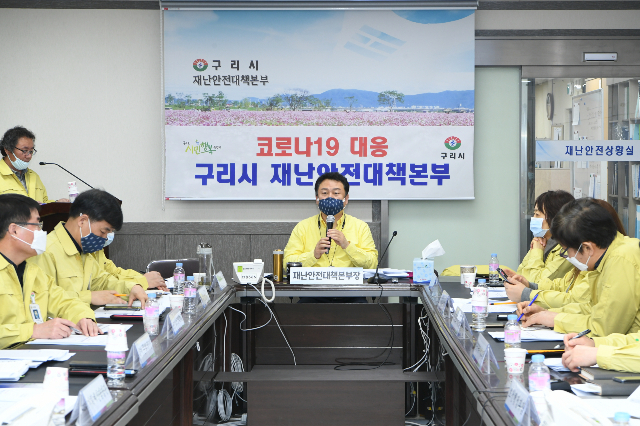 안승남 구리시재난안전대책본부장이 25일 ‘해외입국자 14일간 의무적 자가격리 즉시 실행’을 행정명령했다. [구리시]