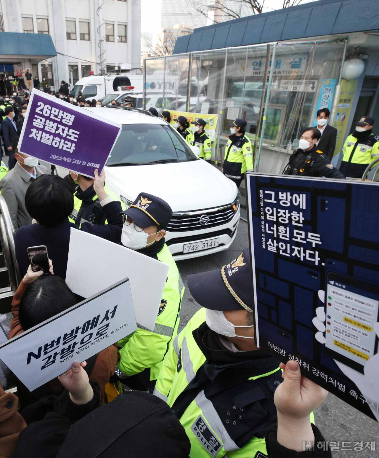 인터넷 메신저 텔레그램에서 미성년자를 포함한 여성들의 성 착취물을 제작 및 유포한 혐의를 받는 '박사방' 운영자 조주빈(25)이 25일 서울 종로구 종로경찰서 유치장에서 나와 검찰로 송치되고 있다. [헤럴드경제=이상섭 기자/babtong@heraldcorp.com]