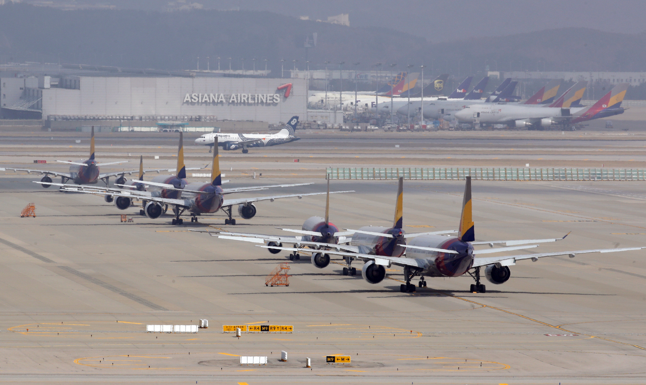 Planes are parked on the tarmac at Incheon International Airport on March 17, 2020. (Yonhap)