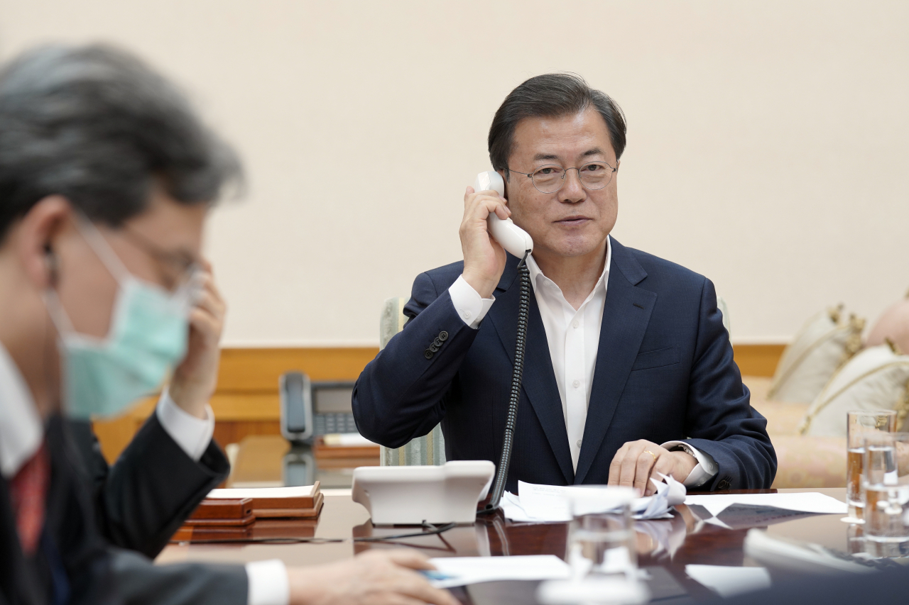 문재인 대통령이 24일 청와대 관저에서 도널드 트럼프 미국 대통령과 통화하고 있다.[연합]
