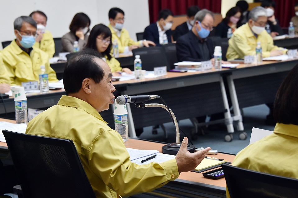 오거돈 부산광역시 시장이 코로나19 대응을 위해 소상공인 피해 지원대책을 논의하고 있다.[연합]