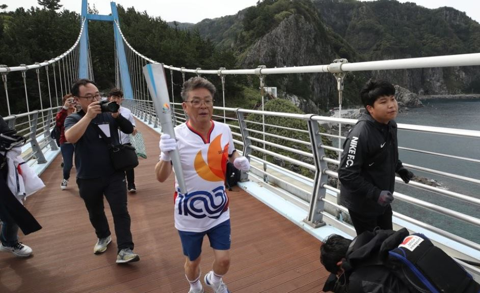 김병수 경북 울릉군수가 지난해 9월 전국체전을 앞두고 독도에서 체화한 성화를 봉송하고 있다.[연합]