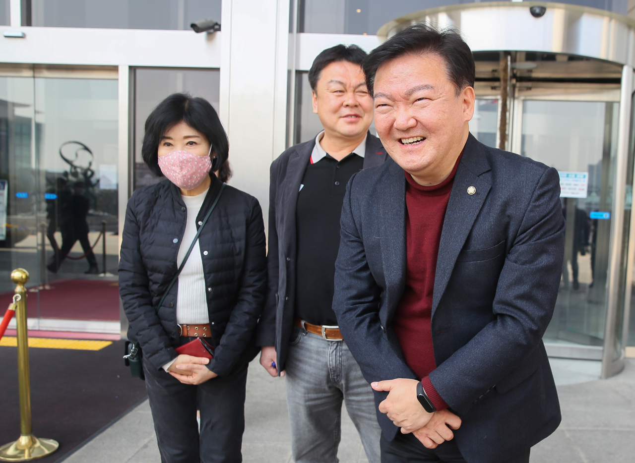 제21대 국회의원 선거 미래통합당 인천 연수을 경선에서 승리한 민경욱 의원이 24일 국회 본관 앞에서 기뻐하며 인사하고 있다. [연합]