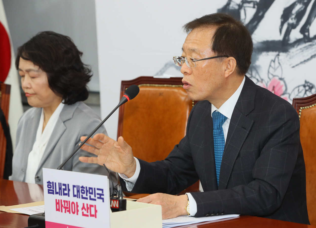 이석연 미래통합당 공천관리위원장 직무대리가 25일 국회에서 열린 공천관리위원회를 마친 뒤 결과에 관해 설명하고 있다. [연합]