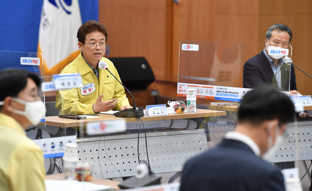 이철우 경북지사가 25일 코로나19 극복 비상경제회의를 주재하고 있다.[경북도 제공]