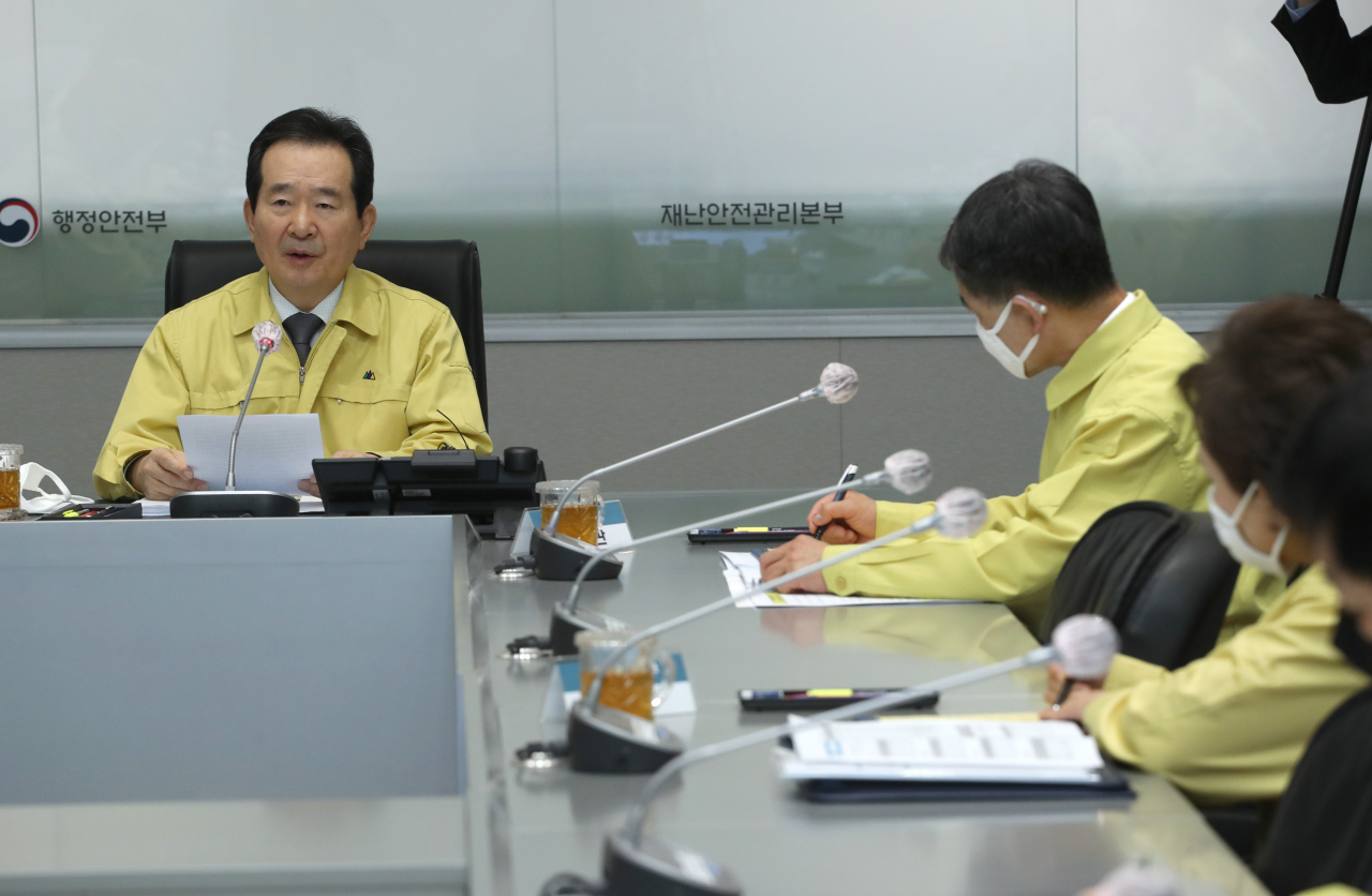 정세균(오른쪽 첫번째) 국무총리가 26일 오전 정부서울청사에서 열린 코로나바이러스 감염증-19 대응 중앙재난안전대책본부 회의에서 발언하고 있다. [연합]