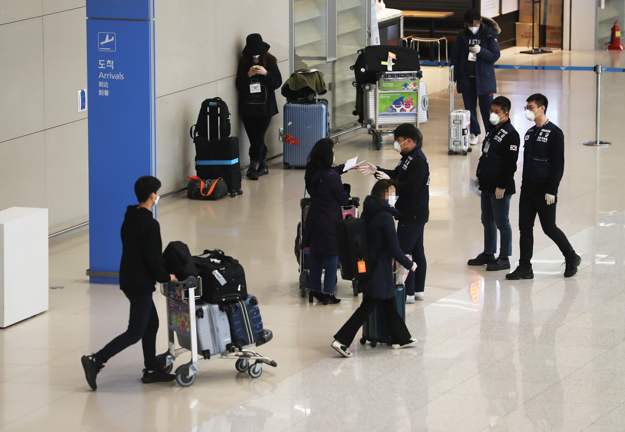 미국에서 우리나라로 신종 코로나바이러스 감염증(코로나19)이 유입될 가능성이 커짐에 따라, 정부가 27일부터 미국발(發) 입국자에 대한 검역을 강화하기로 했다. 25일 인천국제공항 제2터미널 입국장에서 방역당국 관계자가 유럽발 항공기 승객들에게 안내하고 있다. 연합뉴스
