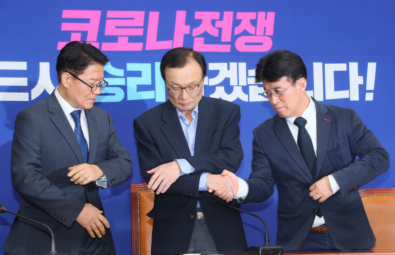이해찬 더불어민주당 대표(가운데)가 25일 국회에서 민주당이 참여하는 비례연합정당인 우희종(왼쪽), 최배근 더불어시민당 공동대표와 손을 맞잡고 있다. [연합]