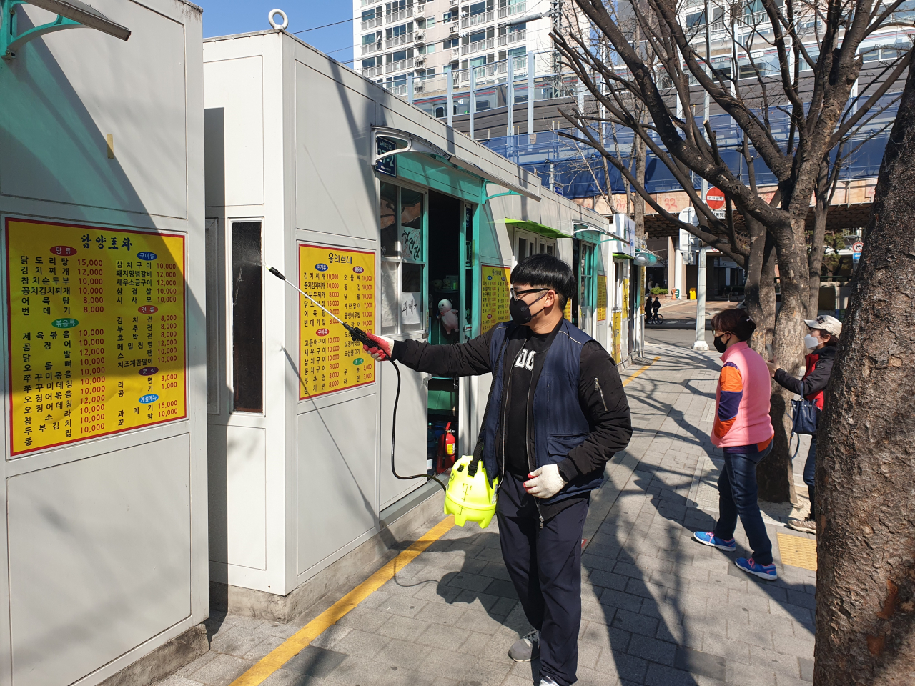 도봉구 거리가게 방역단이 창동역 주변 거리가게 방역 모습. [도봉구 제공]