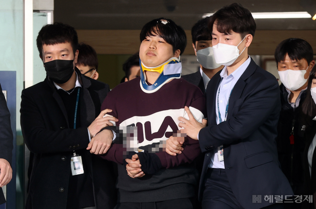 [헤럴드경제=이상섭 기자] 인터넷 메신저 텔레그램에서 미성년자를 포함한 여성들의 성 착취물을 제작 및 유포한 혐의를 받는 '박사방' 운영자 조주빈(25)이 25일 서울 종로구 종로경찰서 유치장에서 나와 검찰로 송치되고 있다. 이날 경찰은 국민의 알권리, 동종범죄 재범방지 및 범죄예방 차원에서 조주빈의 신상을 공개했다. babtong@heraldcorp.com