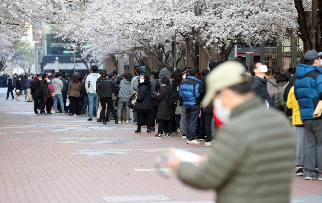 지난 25일 오전 대구시 북구 칠성동 소상공인시장진흥공단 대구 북부센터에 코로나19 관련 소상공인 대출 상담을 받기 위해 1000여명의 소상공인이 줄지어 기다리고 있다. [연합뉴스]