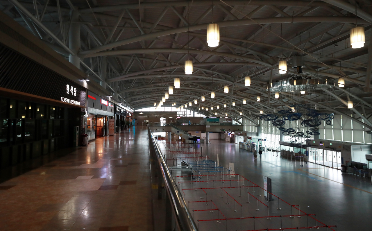 지난 24일 부산 강서구 김해국제공항 출국장이 텅 비어있다. 이날 김해공항 국제선은 일일 이착륙 항공기 수가 0대를 기록했다. [연합]