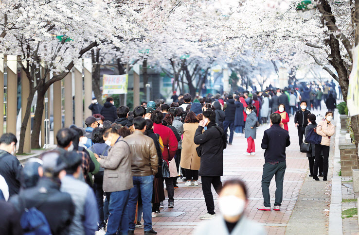 지난 25일 대구시 북구 칠성동 소상공인시장진흥공단 대구 북부센터를 찾아 신종 코로나바이러스 감염증(코로나19)과 관련한 대출상담을 받기 위해 줄지어 서있는 소상공인들. [연합]