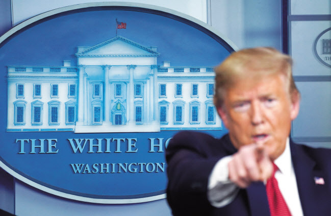 도널드 트럼프 미국 대통령이 25일(현지시간) 백악관 브리핑실에서 신종 코로나바이러스 감염증(코로나19)와 관련해 기자들의 질문에 답하고 있다. 이날 트럼프 행정부와 상원은 2조달러 규모의 부양책에 합의했다. [EPA]