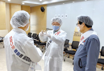 박일준(가운데) 한국동서발전 사장이 지난 11일 당진화력을 방문, 신종코로나바이러스 감염증(코로나19) 사태에 따른 비상대응모의훈련 및 메뉴얼을 직접 점검하고 있다. [한국동서발전 제공]