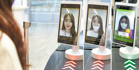 LG CNS ‘인공지능(AI) 얼굴인식 출입통제’ 시스템의 실제 모습. 마스크를 착용하지 않았거나, 제대로 착용하지 않은 경우 출입이 제한된다. 제대로 마스크를 착용한 임직원의 체온이 37.3도 이하일 경우에만 출입이 허가된다. [LG CNS]
