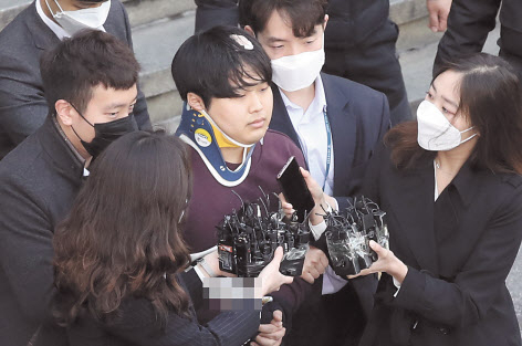 검찰이 미성년자 성착취물을 만들어 텔레그램에 유포한 혐의를 받는 조주빈(24)을 26일 오전 피의자 신분으로 불러 첫 조사를 시작했다. 검찰은 ‘박사방’ 사건에 대한 수사상황 일부를 기소 전이라도 공개하기로 했다. 사진은 25일 검찰로 송치되는 조주빈 모습. [이상섭 기자]