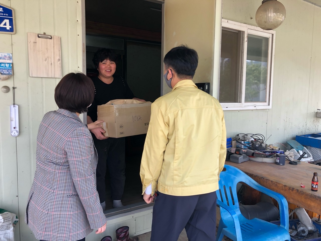 여주 금사면은 외국인 근로자에게 코로나19 예방꾸러미를 전달했다. [여주시 제공]