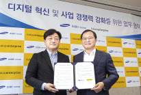 정금용 대표(오른쪽)와 카카오엔터프라이즈 백상엽 대표(왼쪽)가 디지털 혁신 및 사업경쟁력 강화를 위한 업무 협약을 맺고 기념촬영을 하고 있다. [삼성물산 제공]