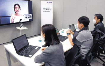 서울 서초구 현대차그룹 양재동 사옥에 마련된 현대자동차 화상면접장에서 지원자가 면접을 보고 있다.