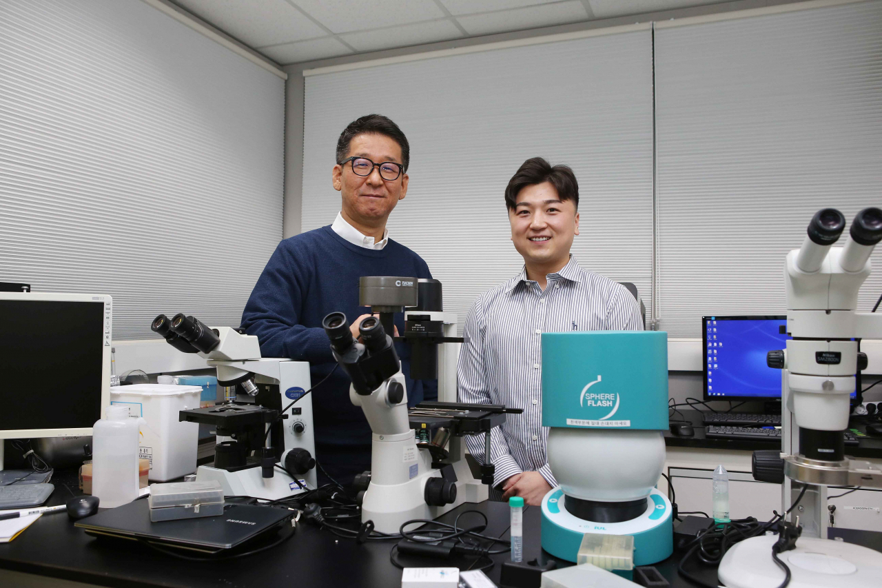 조병관(왼쪽) KAIST 생명과학과 교수와 송요셉 박사.[KAIST 제공]