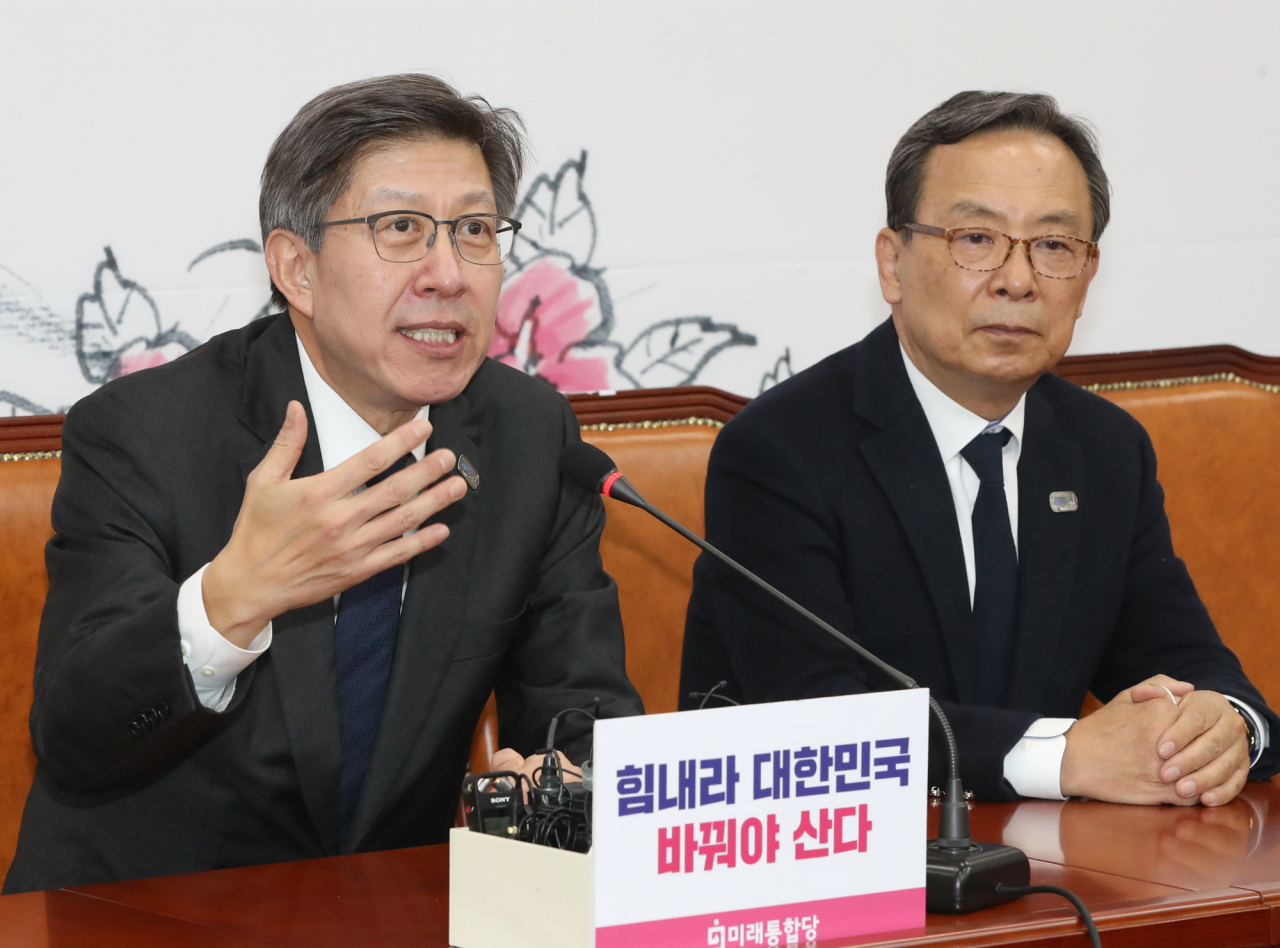 박형준, 신세돈 미래통합당 공동선대위원장이 26일 오전 서울 여의도 국회에서 김종인 전 더불어민주당 비상대책위원회 대표를 총괄 선거대책위원장으로 영입한다는 내용의 브리핑을 하고 있다. [연합]