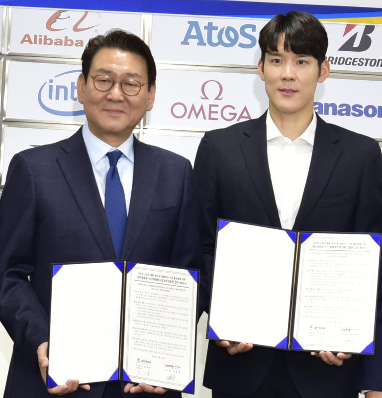 김교흥 대한체육회 부회장〈사진 왼쪽〉이 박태환 원장과 업무협약 체결 후 기념쵤영을 하고 있다.