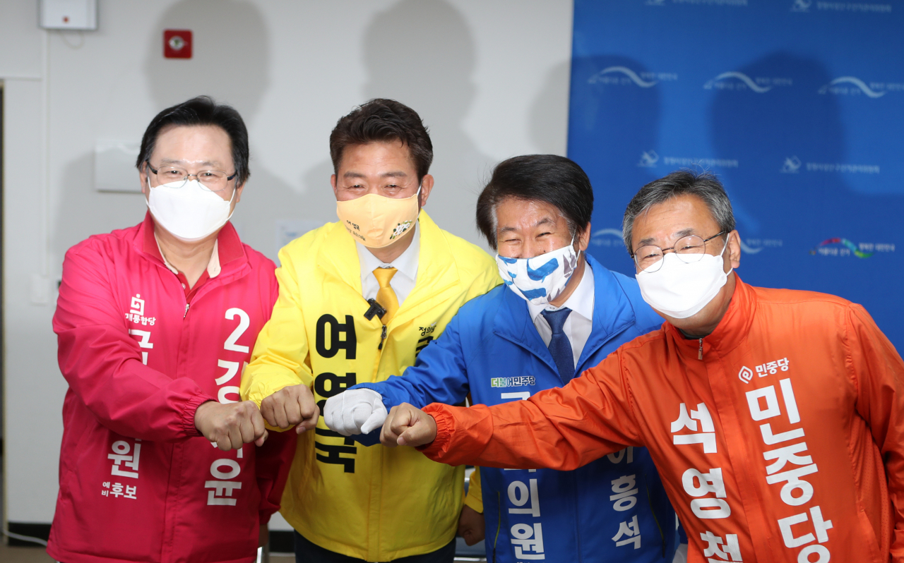 제21대 국회의원 후보자 등록이 시작된 26일 경남 창원시 의창구 선거관리위원회에서 각당 후보들이 공정한 선거를 다짐하고 있다. 왼쪽부터 미래통합당 강기윤, 정의당 여영국, 더불어민주당 이흥석, 민중당 석영철 후보. [연합]