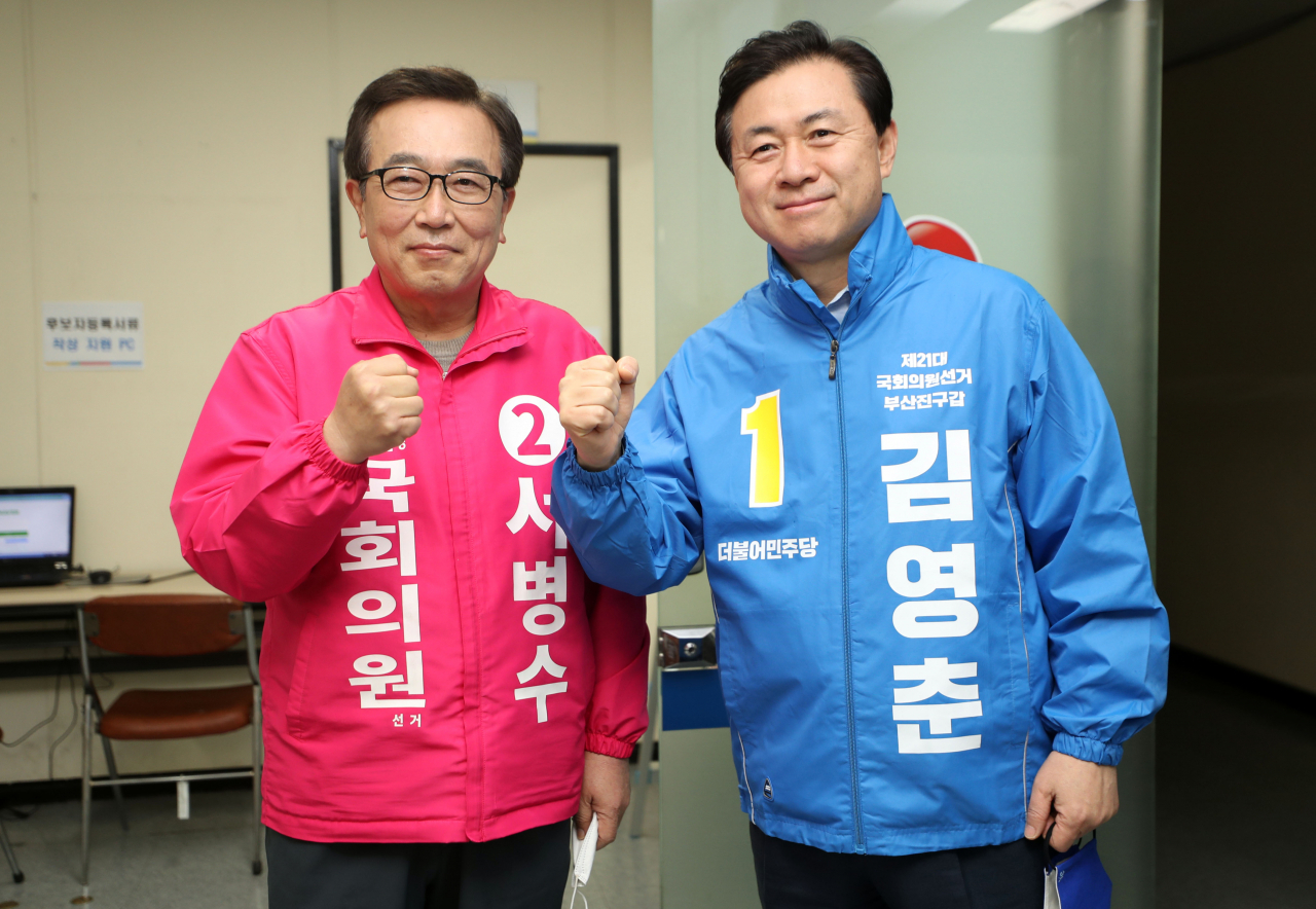 제21대 국회의원을 뽑는 4·15 총선 후보 등록일인 26일 부산 부산진구 선거관리위원회에서 더불어민주당 부산 상임선거대책위원장인 김영춘 의원과 미래통합당 부산 공동선거대책위원장인 서병수 전 부산시장이 부산진갑 선거구 후보 등록을 하면서 만나 선전을 다짐하고 있다. [연합]